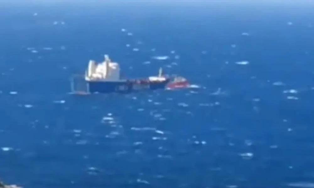 Άνδρος: Ρυμουλκά παλεύουν με τα κύματα για να βοηθήσουν φορτηγό πλοίο